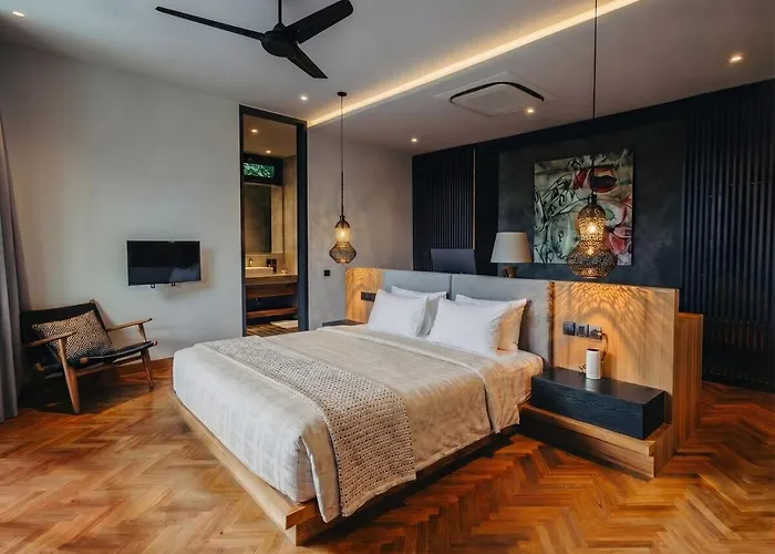 Chers - 5br Infinity Pool, 10 Min Seminyak Villa