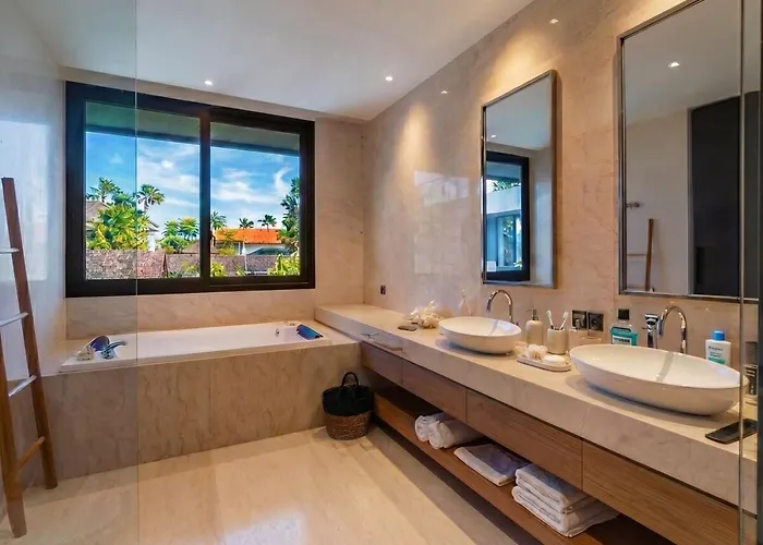 Villa Chers - 5br Infinity Pool, 10 Min Seminyak *